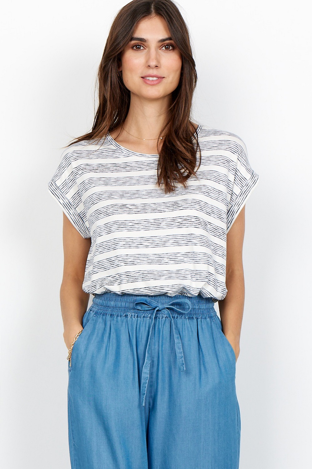 Drop-shoulder t-shirt Chanti1